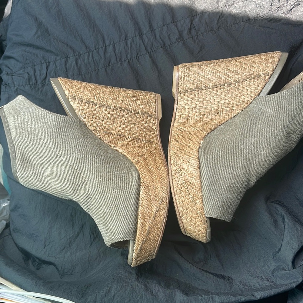 Stuart Weitzman wedge camo green